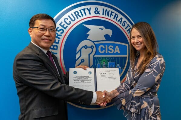 국정원 백종욱 3차장(왼쪽)과 젠 이스털리 CISA 청장 (사진=국가정보원)