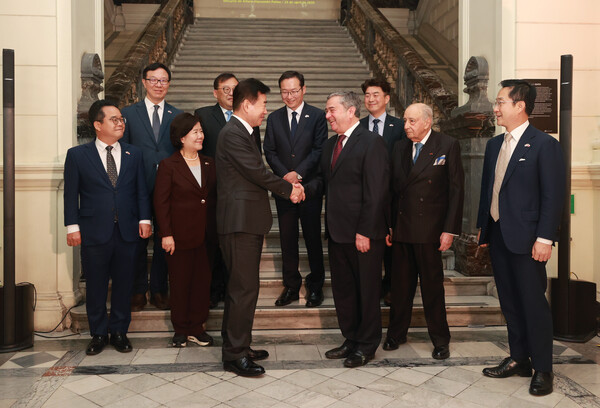 김진표 의장이 회담 종료 후 상원회의장 계단에서 콜로마 상원의장과 악수하고 있다.