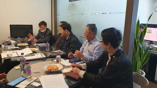 개소식 후에 간담회 장면. 데일리뉴스의 정하연 대표(우측끝)와 동국대학교 이원부학장(좌측 끝) 회의를 이끌었다.