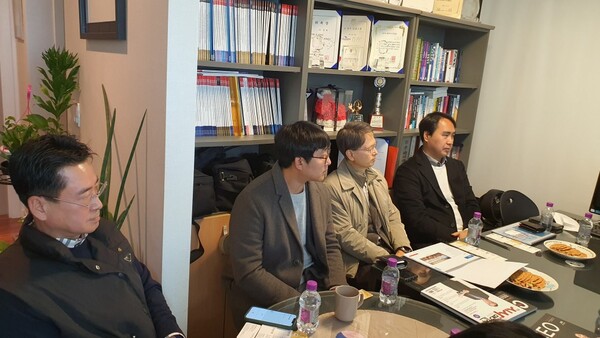 좌담회 중인 데일리뉴스의 정민호 미디어국장(좌측부터),손영두 교수, 권영식 교수, 윤병운 교수