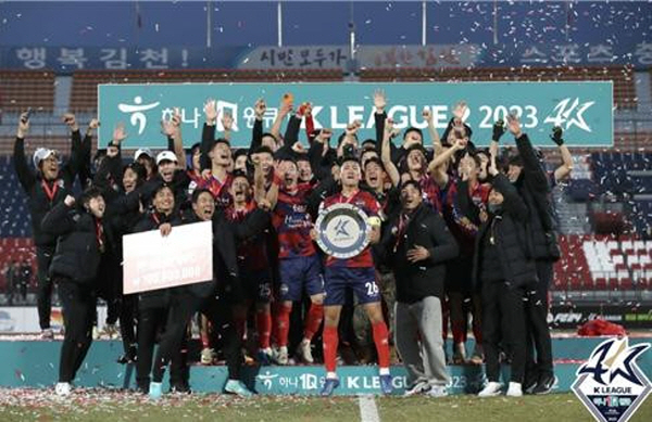 김천상무, 부산 제치고 K리그2 역전 우승