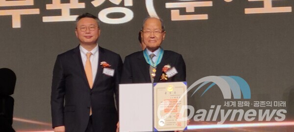 은탑산업훈장은 국내 LPG충전업계의 1세대인 신흥에너지산업㈜ 최덕식 회장(우측)이 수상했다. (사진=데일리뉴스)