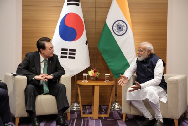 지난 5월 주요 7개국(G7) 정상회의 참석차 일본을 방문 중 윤석열 대통령이 히로시마 한 호텔에서 열린 한-인도 정상회담에서 나렌드라 모디 인도 총리의 발언을 듣고 있다. (사진=대통령실)