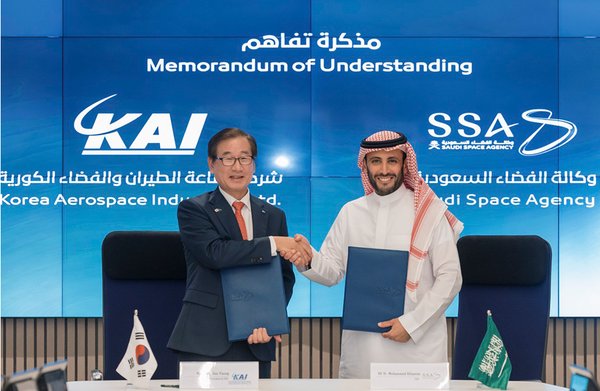 체결식에서 KAI 강구영 사장, SSA 무함마드 알타미미(Mohammed Altamimi) 우주청장. (사진=KAI제공)