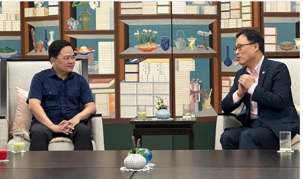 지난 10월 최영삼 주베트남 한국대사(오른쪽)가 응우옌 안 뚜언 박닌성 당서기를 만나 환담중이다.(사진=주베트남 한국대사관 제공)