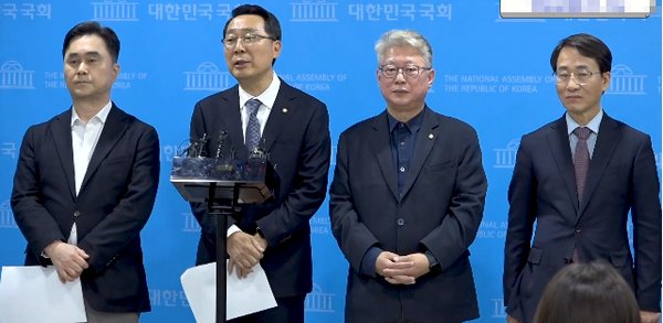 16일 김종민, 윤영찬, 이원욱, 조응천 민주당 의원은 당 혁신을 강조하며 ‘원칙과 상식’ 모임을 출범했다.