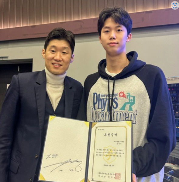 세계주니어수영선수권 銀 김준우, 박지성 재단 장학생 선정