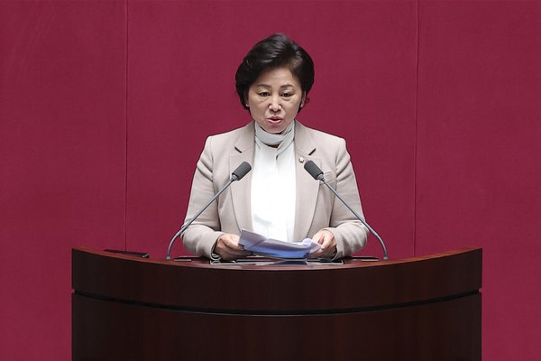 12월 8일 제410회국회(정기회) 제14차 본회의에서 법률안 제안설명 및 심사보고를 하고 있는 남인순 국회의원.