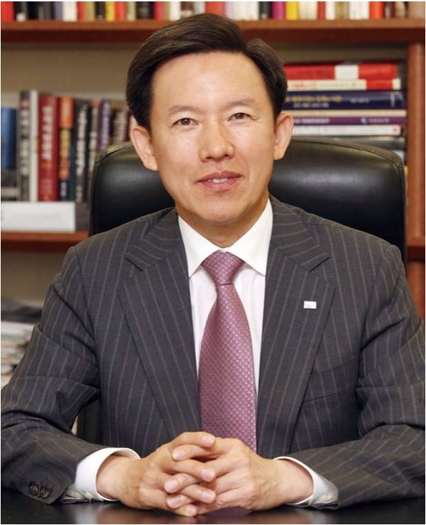1997년 최 회장은 박현주 미래에셋그룹 회장의 제안을 받고 미래에셋 창업에 동참했다. 최 회장은 박현주 사단에 합류한 뒤 1997년 미래에셋자산운용 대표이사, 1999년 벤처캐피탈 대표이사를 거쳐 같은 해 12월 출범한 미래에셋증권 초대 최고경영자(CEO)를 역임했고 12년간 변함없이 CEO 자리를 지켜 오며 미래에셋증권의 성공을 일궜다.