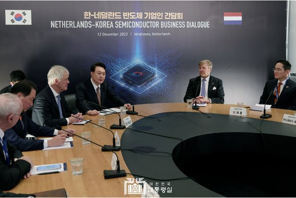 윤석열 대통령은 12일(현지시간) 이재용 삼성전자 회장, 최태원 SK그룹 회장과 함께 펠트호번에 위치한 ASML 본사를 방문하고 한-네덜란드 반도체 기업인 간담회를 가졌다.(사진=대통령실 제공)
