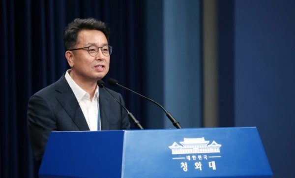 문재인 정부 마지막 정무수석인 이 전 수석은 이날 CBS 라디오 ‘김현정의 뉴스쇼’ 인터뷰에서 윤석열 정부에 대해 “조심스럽지만 시민, 국민의 한 사람으로서 보자면 해도 너무 못한다. 어떻게 이렇게 못할 수 있나 싶다”고 말했다.