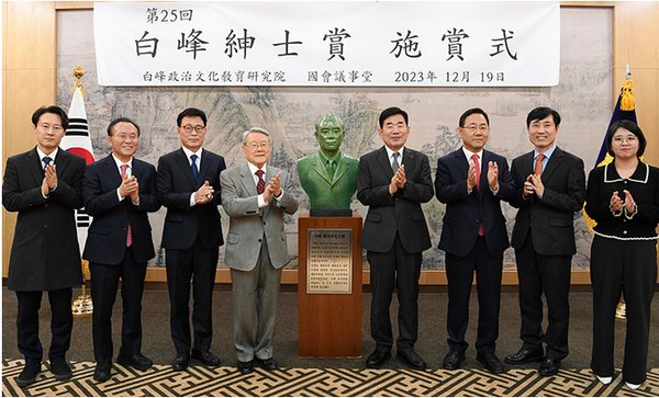25회 백봉신사상을 수상한 의원들이 19일 서울 여의도 국회에서 열린 시상식에서 기념촬영을 하고 있다. 왼쪽부터 이탄희, 윤재옥, 박광온 의원, 라동일 백봉연구원 이사장, 김진표 국회의장, 주호영, 하태경, 용혜인 의원. (사진=국회 제공)