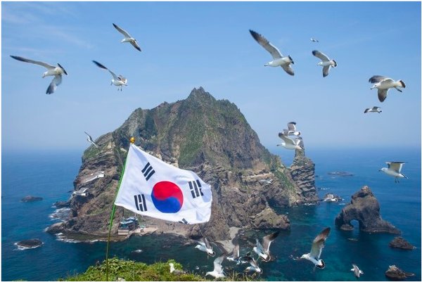독도(Dokdo), 우리나라의 최동단 섬이자 지켜야 우리 영토입니다. 10월 25일이 바로 ‘독도의 날’이다. 독도의 날은 ‘울릉도를 울도군으로 격상시키며 울도군의 군수가 울릉도, 죽도, 독도를 관장하도록 정한다’는 내용의 대한제국칙령 제41호를 기념하고, 일본으로부터 독도가 대한민국 영토임을 알리기 위하여 정부에서 제정한 날이다.