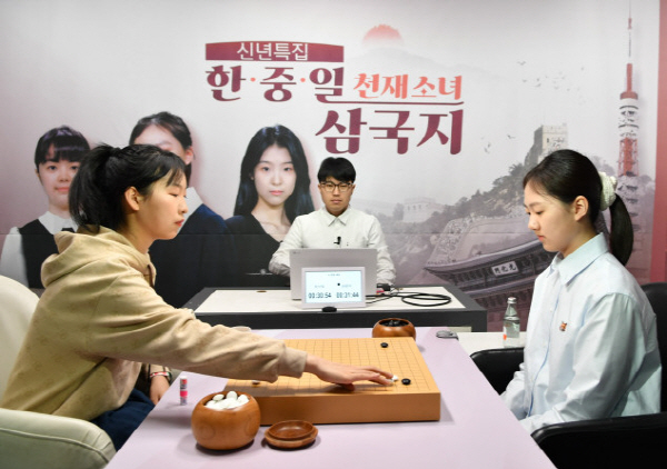 우이밍(왼쪽)과 김은지의 결승전 대국모습./한국기원 제공