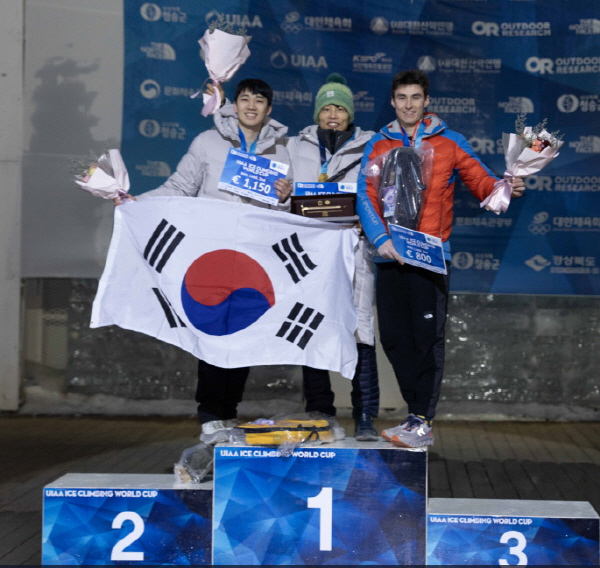 남자부 리드 우승을 차지한 권영혜(가운데)와 2위에 오른 이영건(맨왼쪽)/사진=대한산악연맹 제공