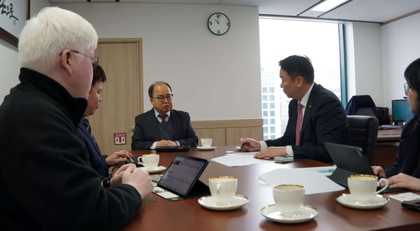 정희용 의원오른쪽)이 22일 한국시각장애연합회 사무실을 찾아 김영일 회장(가운데)과 면담했다. 