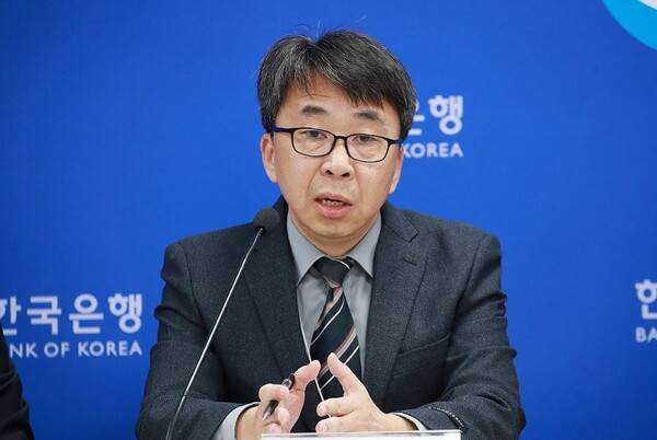 신승철 한국은행 경제통계국장이 25일 서울 중구 한국은행에서 2023년 4분기 및 연간 실질 국내총생산(속보)의 주요 특징을 설명하고 있다.