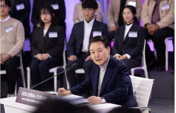 윤석열 대통령이 지난 15일 성균관대에서 열린 ‘국민과 함께하는 민생토론회-세 번째, 민생을 살찌우는 반도체 산업’에서 모두발언을 하고 있다.