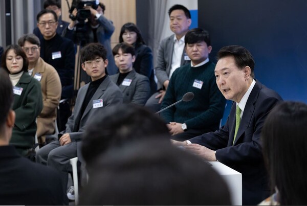 윤석열 대통령이 30일 경기 성남 판교 제2테크노밸리에서 '상생의 디지털, 국민권익 보호'를 주제로 열린 민생 토론회에서 인감의 디지털화를 추진하겠다고 밝혔다.