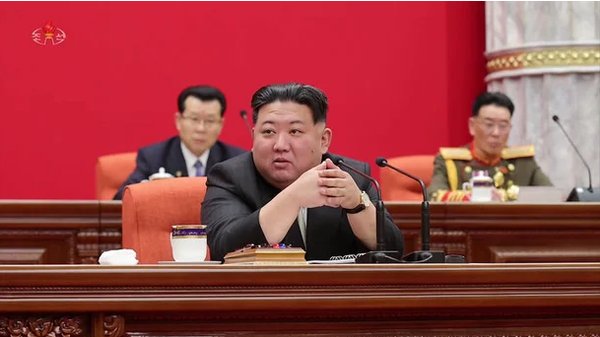 김정은 국무위원장이 지난 28일 노동당 중앙위원회 전원회의 3일 차에서 경공업 발전 방안과 2024년도 예산안을 논의했다고 조선중앙TV가 29일 보도했다. (사진=조선중앙TV 캡처)