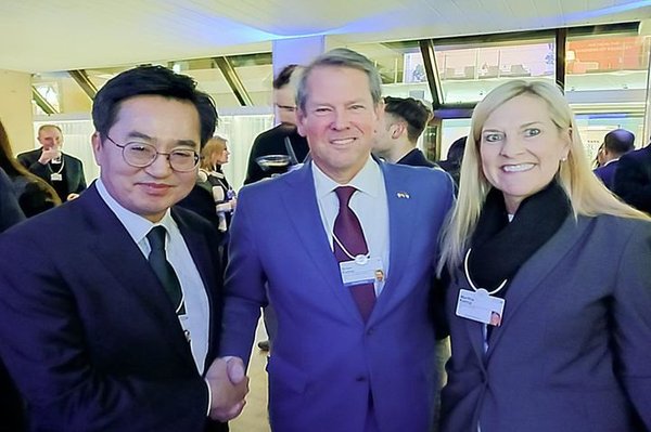 스위스 다보스에서 김동연 경기도지사가 브라이언 켐프(Brian Kemp) 조지아주지사 부부와 면담을 했다. (사진=경기도)