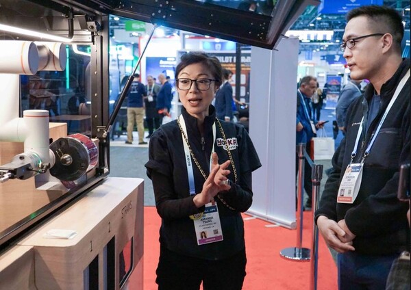 올초 ‘CES2024’에 참석한 김동선 부사장이 푸드테크 부스를 둘러보고 있다. 사진-한화로보틱스