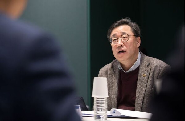 박윤규 과학기술정보통신부 2차관이 2일 오전 서울 용산구 아모레퍼시픽에서 열린 '인공지능(AI) 일상화 연속 현장간담회(뷰티테크)'에 참석해 발언하고 있다. 사진=과기정통부
