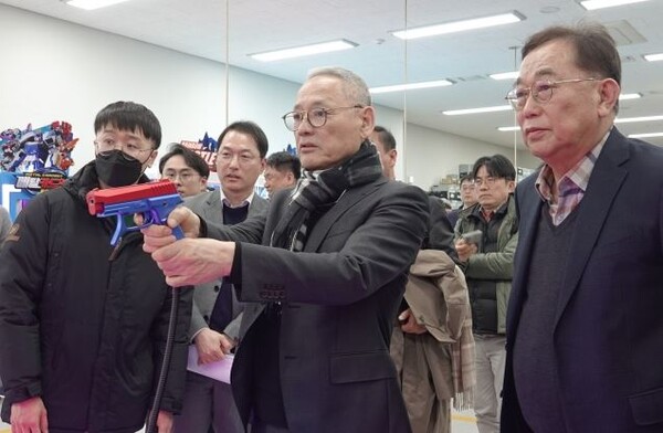 유인촌 문화체육관광부 장관이 16일 부산 게임물관리위원회를 방문, 확률형 아이템 정보공개 정착을 위해 힘써달라고 주문했다. 사진=게임위