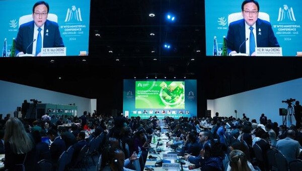정인교 산업부 통상교섭본부장이 제13차 WTO 각료회의에서 협정의 공동 선언문을 낭독하고 있다. 사진 제공=산업부