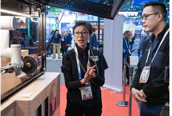 김동선 한화 부사장이 지난 1월 미국 라스베이거스에서 열린 ‘CES2024’에 참관, 푸드테크 부스를 둘러보고 있다. 사진=한화푸드테크