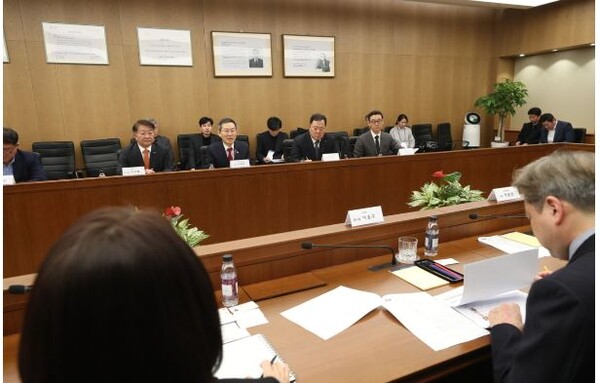 이종호 과기부장관과 산학연 관계자들이 12일 서울 LG사이언스파크에서 간담회를 갖고 있다. 사진=과기정통부