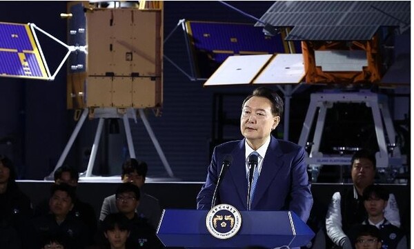 윤석열 대통령이 13일 경남 사천시 한국항공우주산업(KAI)에서 열린 '대한민국 우주산업 클러스터 출범식'에서 축사를 하고 있다. 사진=대통령실