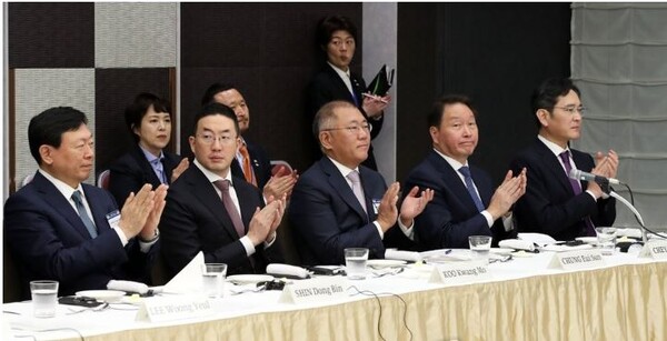 지난해 한일 비즈니스라운드 테이블 참석, 나란히 앉아 박수를 치고 있는 한 5대 그룹 총수. 사진=연합뉴스