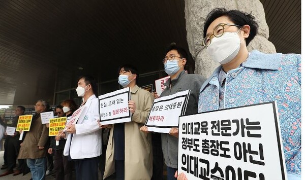 19일 오후 충북대 대학본부에서 이 대학 의대 교수들이 의대정원 증원 신청 철회를 요구하며 시위를 열고 있다. 사진=연합뉴스