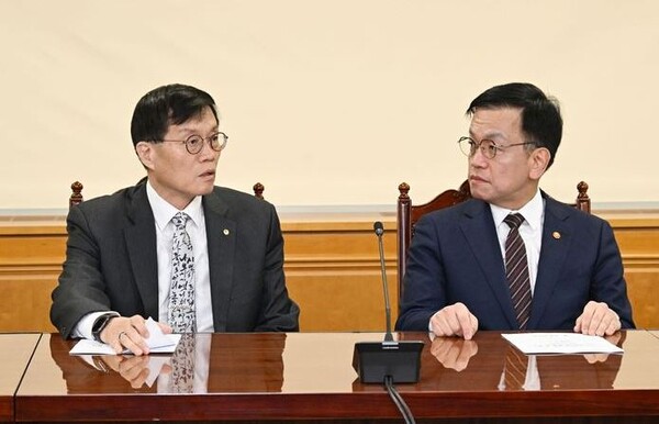 최상목 부총리 겸 기획재정부 장관(오른쪽)이 21일 오전 서울 중구 은행연합회에서 열린 비상거시경제금융회의 시작에 앞서 이창용 한국은행 총재와 대화하고 있다. 사진=기획재정부