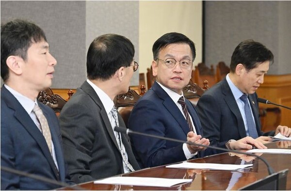 20일 오전 비상거시경제금융회의에 모인 금융당국 F4. 왼쪽부터 이복현 금감원장, 이창용 한은총재, 최상목 경제부총리, 김주현 금융위원장. 사진=사진=기획재정부