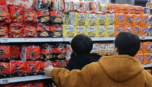 한류 바람을 타고 K푸드가 전세계를 휩쓸고 있다. 서울 시내 대형마트에 라면 판매대 모습. 사진=연합뉴스