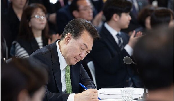 윤석열 대통령이 전공의 면허정지에 대해 유연하게 대체해달라는 한동훈 국민의힘 비대위원장의 요청을 받아들였다. 윤 대통령이 지난 21일 민생토론회'에서 메모하고 있다. 사진=연합뉴스