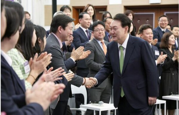 윤석열 대통령이 스물세 번째 국민과 함께하는 민생토론회에 입장하며 참석자들과 인사하고 있다. 사진=뉴시스