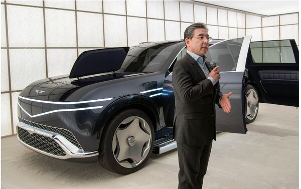 장재훈 현대차 사장이 제네시스 초대형 전동화 SUV '네오룬' 콘셉트를 설명하고 있다. 현대차그룹제공
