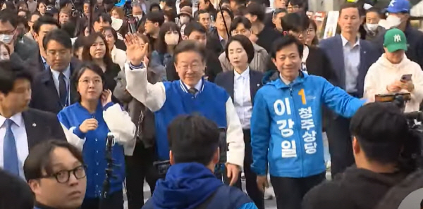 민주당 이재명 대표는오늘 오전  용산역 광장에서 정권 심판론을 앞세워 선거운동을 하고 있다