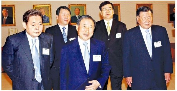 2004년 5월 조석래 명예회장(가운데)이 이건희 삼성회장(왼쪽), 최태원 SK 회장, 조양호 한진회장, 정몽구 현대차 명예회장과 청와대를 방문했다. 사진=효성