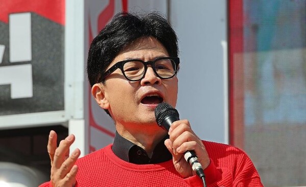 국민의힘 한동훈 비상대책위원장 겸 총괄 선거대책위원장이 7일 대전 노은역광장에서 대전 지역 후보들의 지지를 호소하고 있다. 사진=연합뉴스