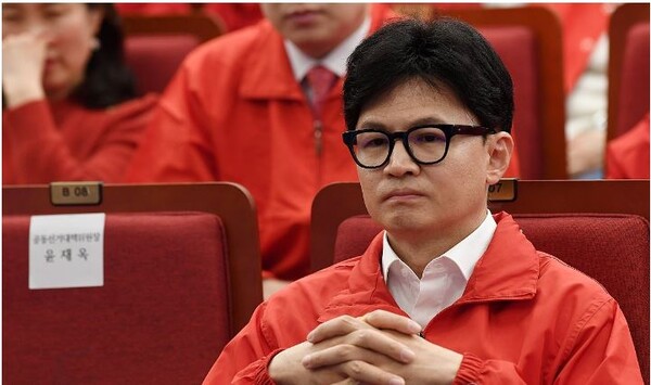 국민의힘 한동훈 비상대책위원장이 10일 국회 도서관에 마련된 개표상황실에서 선거 개표 방송을 지켜보고 있다. 사진=공동취재반