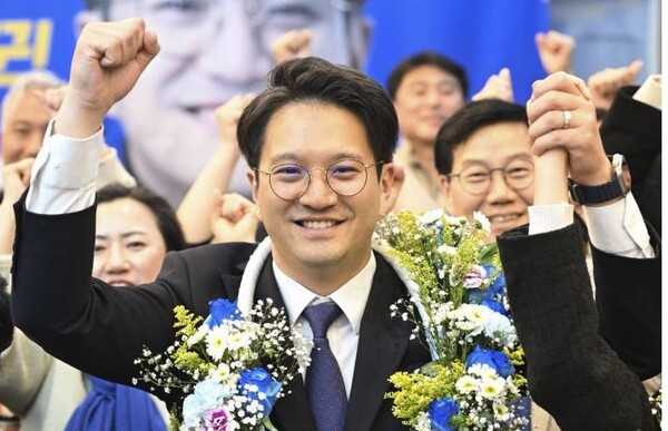 더불어민주당 전용기 후보(화성정)가 10일 오후 경기도 화성시 선거사무소에서 당선이 확실시되자 기쁨을 감추지 못하고 있다. 사진=연합뉴스