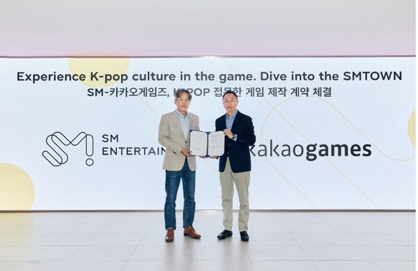 SM엔터테인먼트 장철혁 대표(왼쪽)와 카카오게임즈 한상우 대표가 게임제적 계역을 체결했다. 사진=카카오게임즈