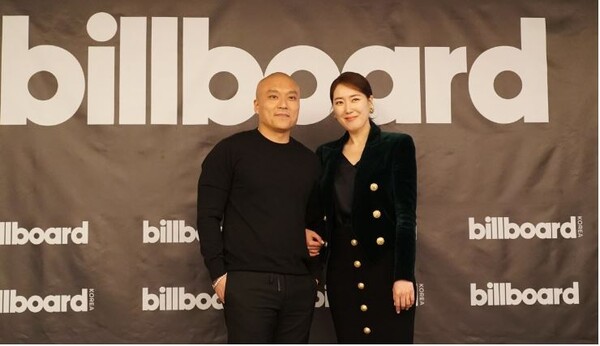 마이크 반 빌보드 CEO와 김유나 빌보드 코리아 대표(왼쪽부터)가 15일 서울 강남구 조선팰리스서울강남호텔에서 열린 ‘빌보드 코리아 론칭’ 기자회견에 앞서 포즈를 취하고 있다. 사진=빌보드코리아