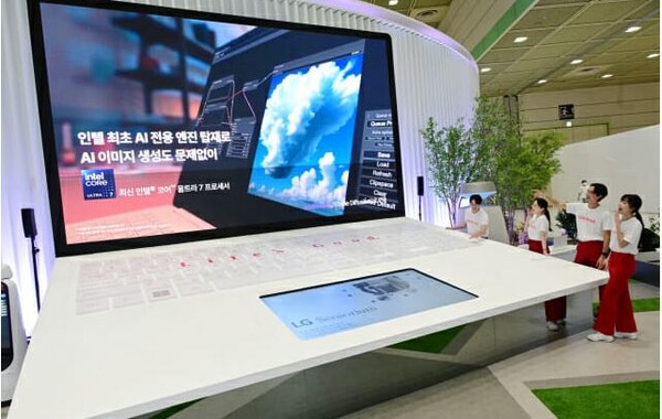 월드IT쇼2024의 LG전자 전시관. 이곳에선 하루 2번 최신 AI 프로세서가 탑재된 ‘LG그램프로’로 AI 이미지 생성, AI 작곡∙편곡 등 AI 기능을 체험할 수 있는 행사가 열린다. 사진=LG전자