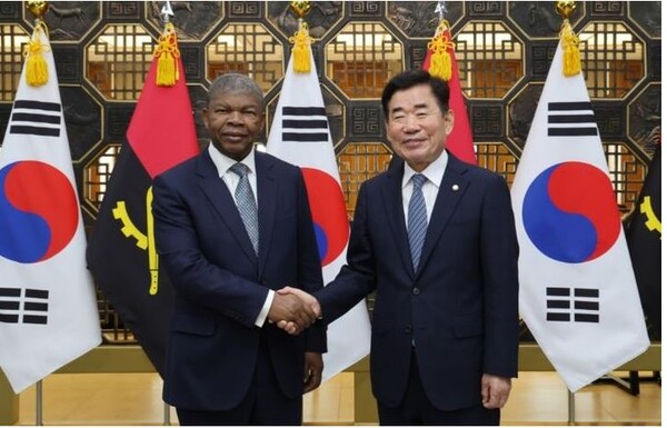 29일 김진표 국회의장이 로렌수대통령과 접견에 앞서 악수하고 있다. 사진=국회 제공