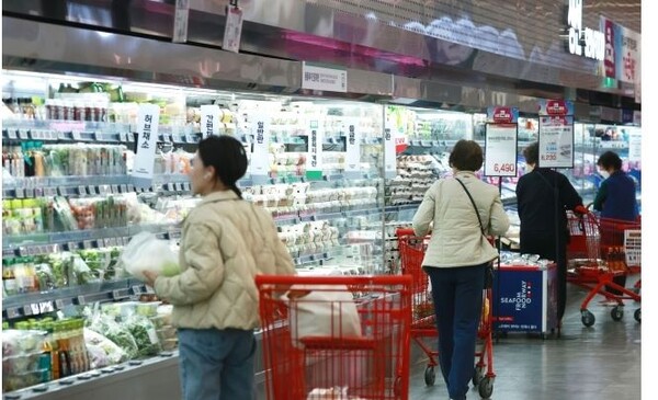 치솟은 채소가격에 소비자들의 발걸음이 무겁다. 사진은 서울시내 대형마트 채소코너. 사진=연합뉴스